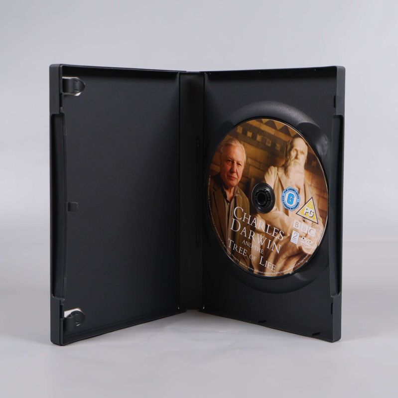 Öppnat dvd-fodral med dvd-skiva i hållaren