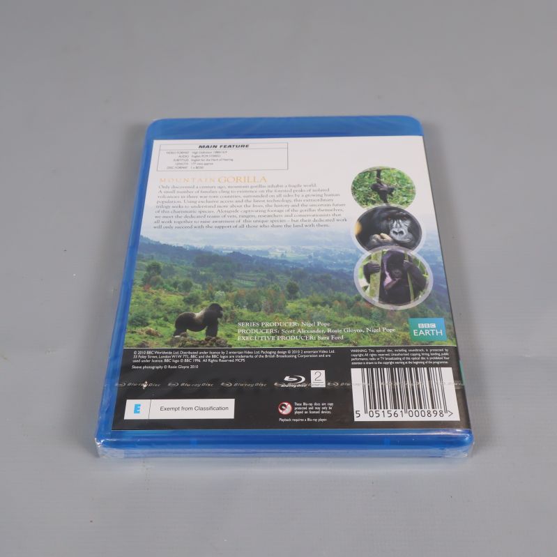 Baksidan på Blu-rayfodral med skogsmiljö och mindre bilder