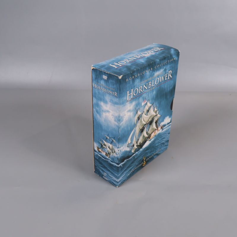 Hornblower DVD-box i stående vy med fartygsmotiv