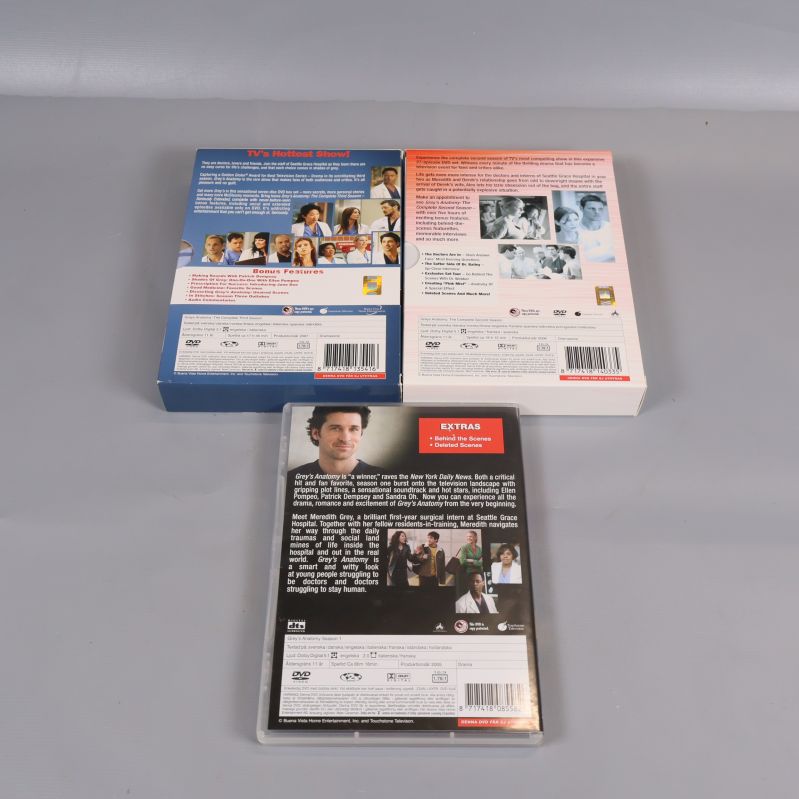 Baksidorna av DVD-fodralen till Grey's Anatomy säsong 1-3
