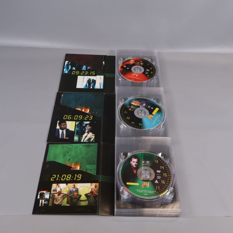 Tre öppnade DVD-fodral till 24 visar skivornas motiv och inredning
