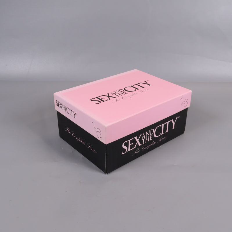 Sex and the City Complete boxset med rosa lock och svart bas