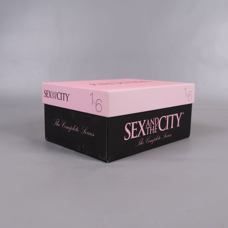 Sex and the City boxset, rosa och svart design från sidan