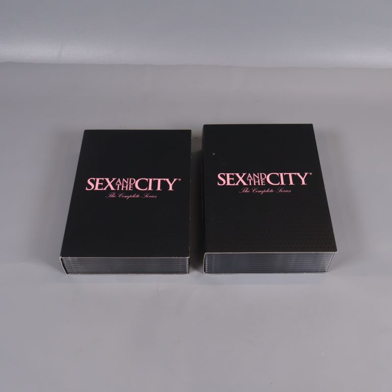 Två svarta boxar med Sex and the City Complete Series logga