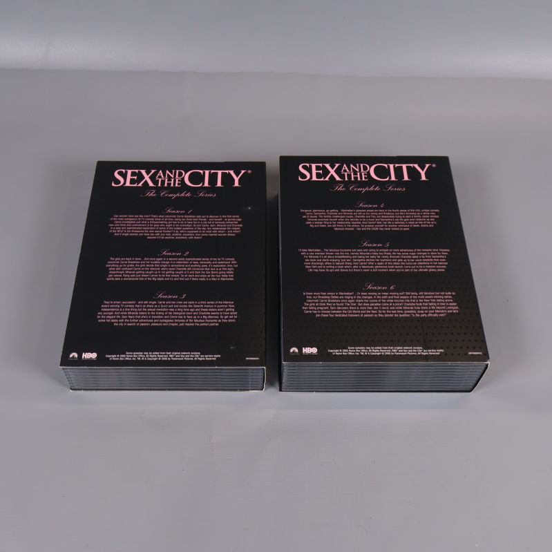 Baksida av båda Sex and the City boxar, listor över innehåll