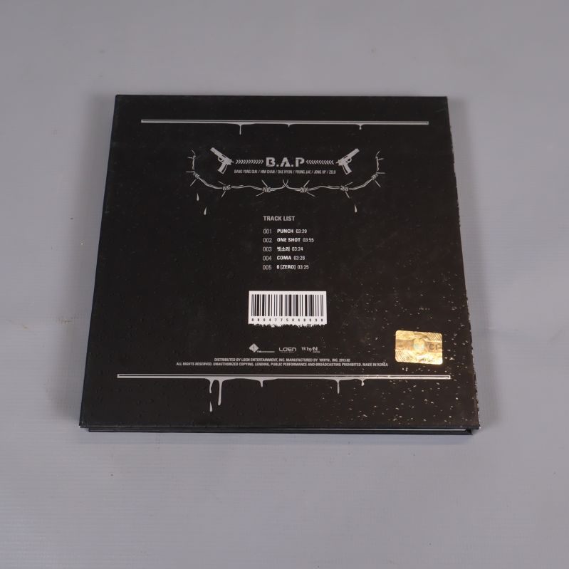 Baksidan av kpop-albumet med låtlista och streckkod