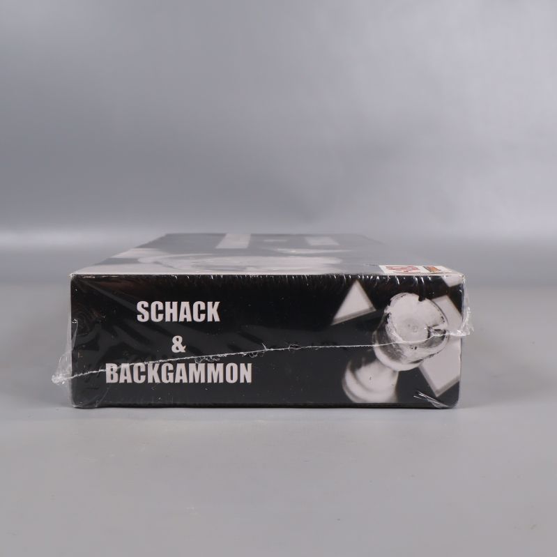 Kortända av box med schack och backgammon text och illustration