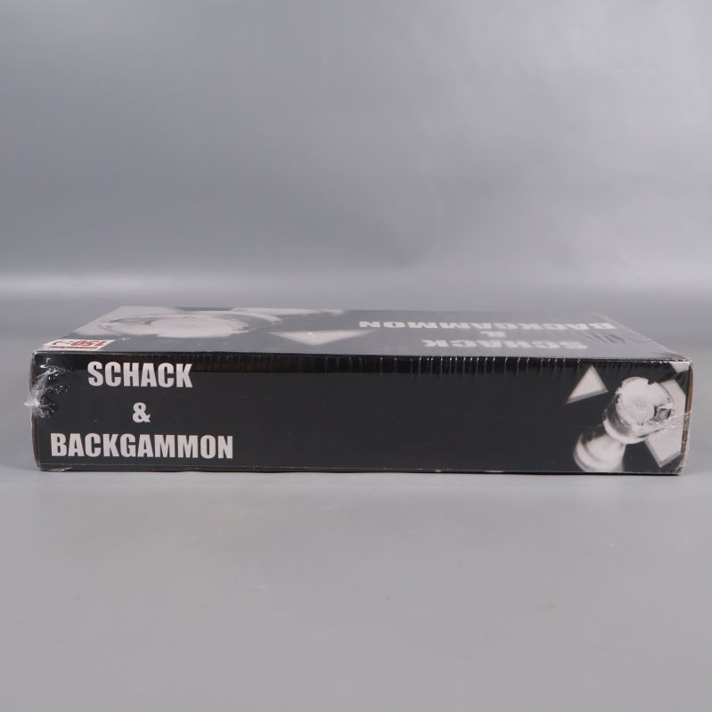 Långsida av box med stor schack och backgammon logotyp