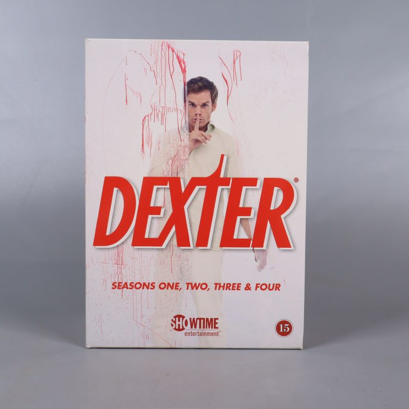 Dexter säsong 1-4 DVD-box med blodstänk och huvudkaraktär