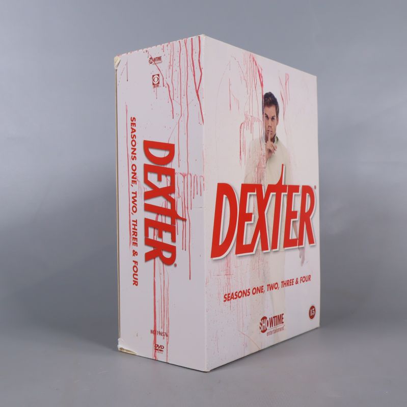 Sido- och frontvy av Dexter box med stora röda bokstäver