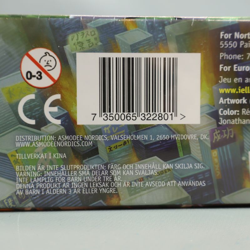 Närbild på baksidan med tillverkarinfo och streckkod