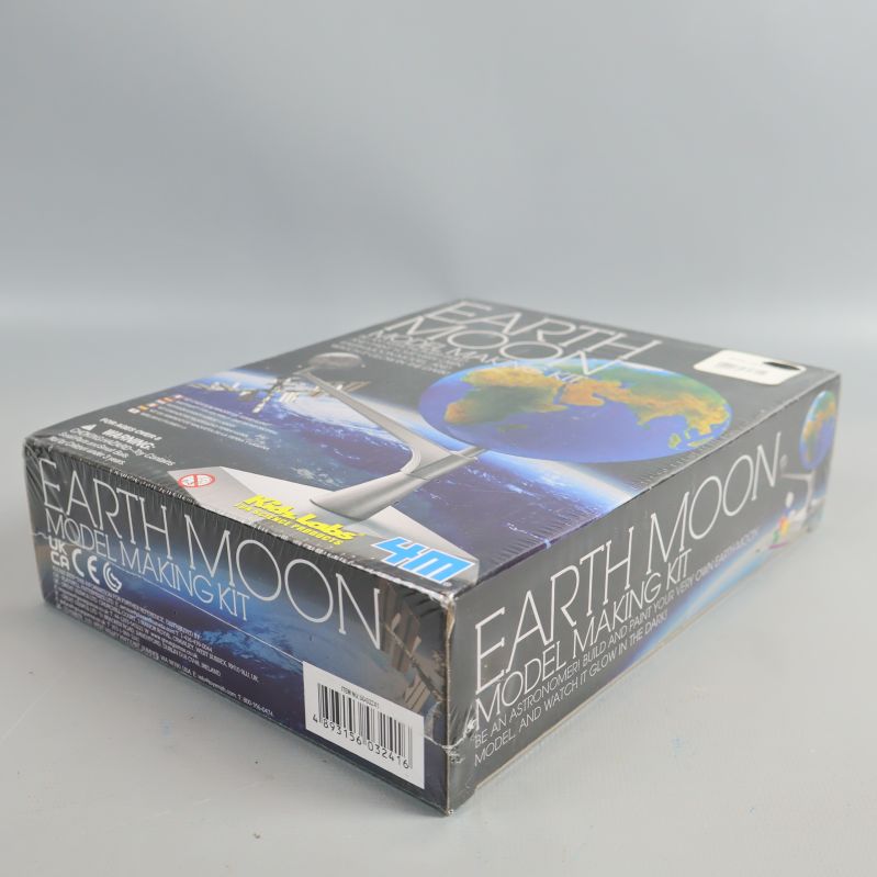 Earth & Moon model making kit sett från sidan med logotyper och märkningar