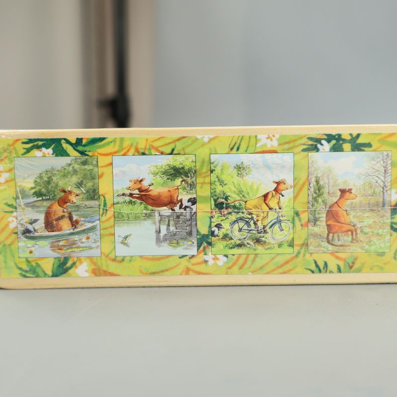 Sidovy med fyra små illustrationer av Mamma Mu i olika aktiviteter