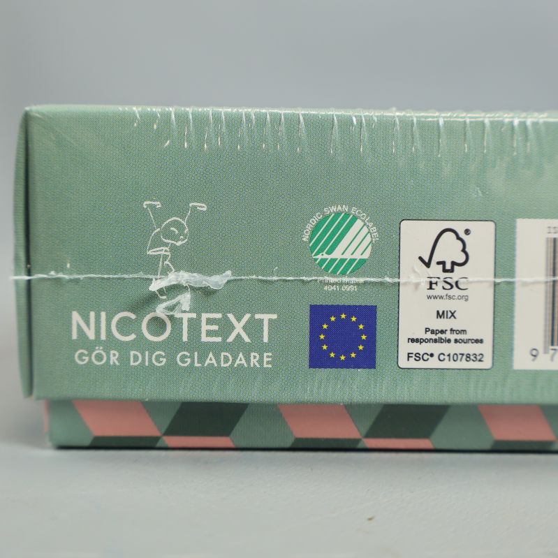 Närbild på Nicotext logotyp på spelasken