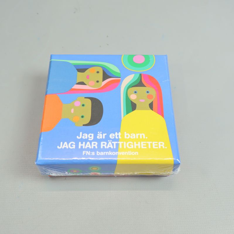 Framifrån av spelask med barnmotiv och text om barns rättigheter