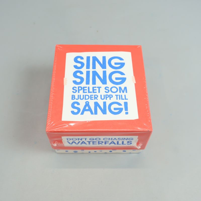 Spelets framsida med texten Sing Sing