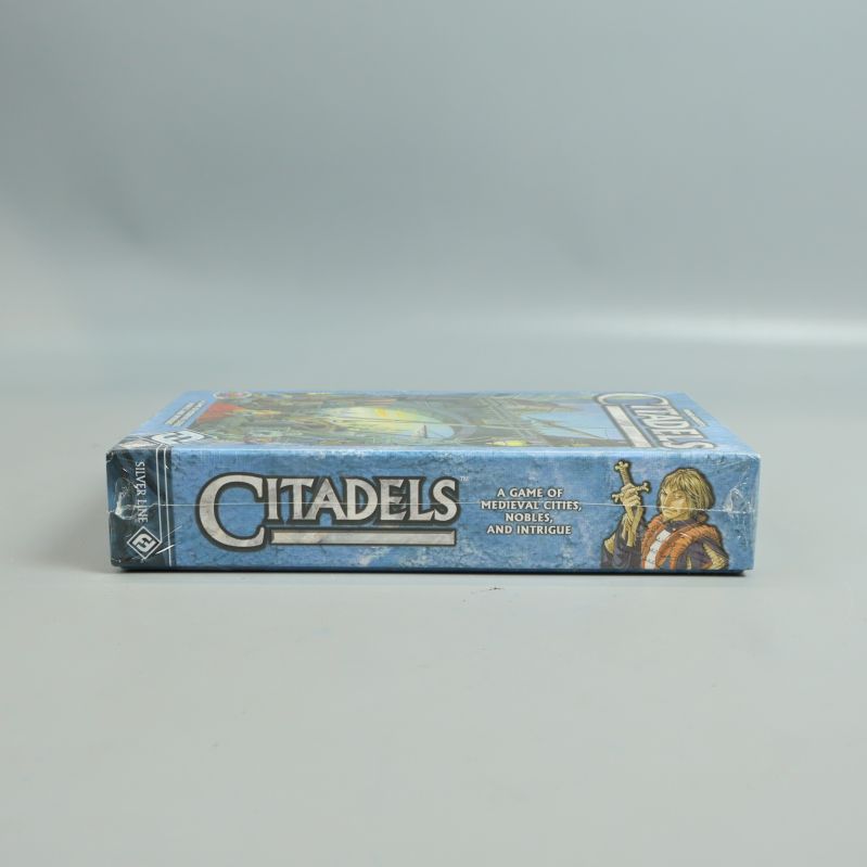 Citadels spelaskens långsida med illustration och logotyp