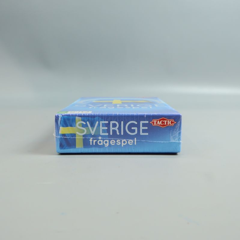 Sidan av blå box med texten Sverige frågespel och Tactic-logga