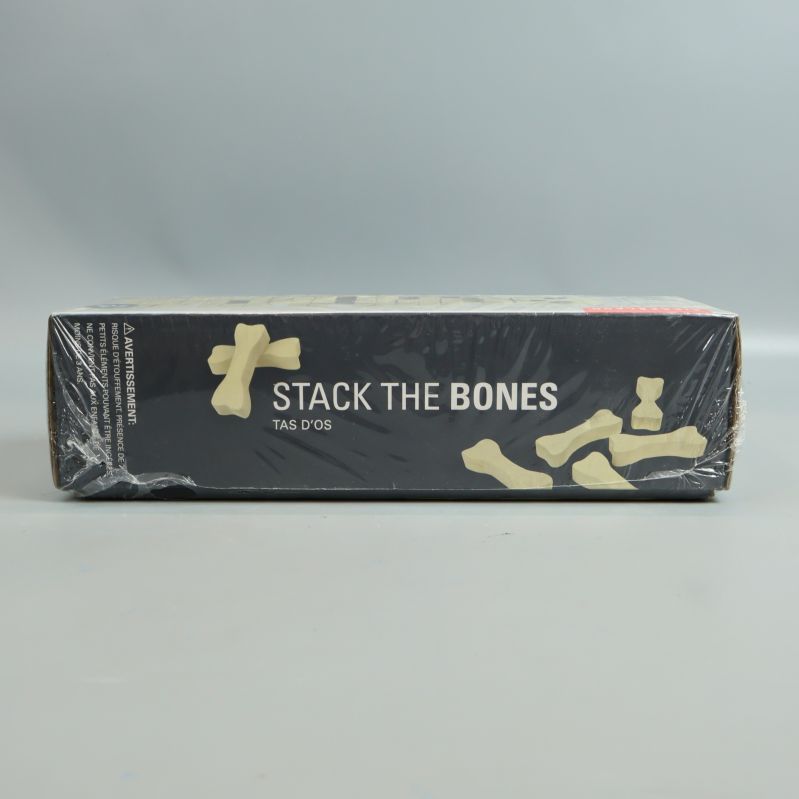 Sidan av lådan med Stack the Bones-logotyp och benillustrationer