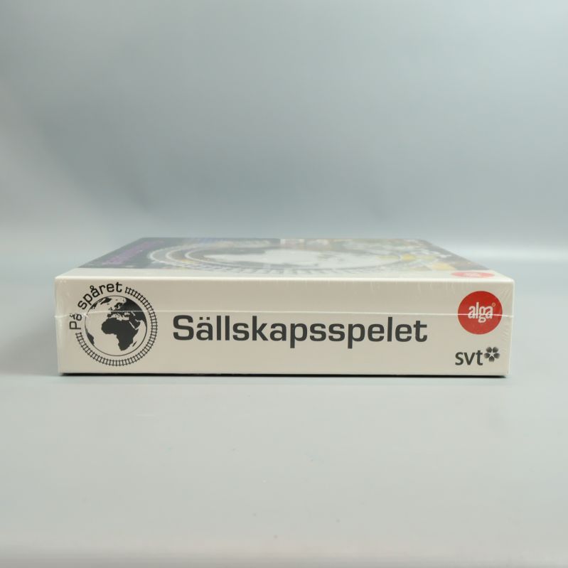 Vit långsida på På spåret-spellåda med text och logotyper