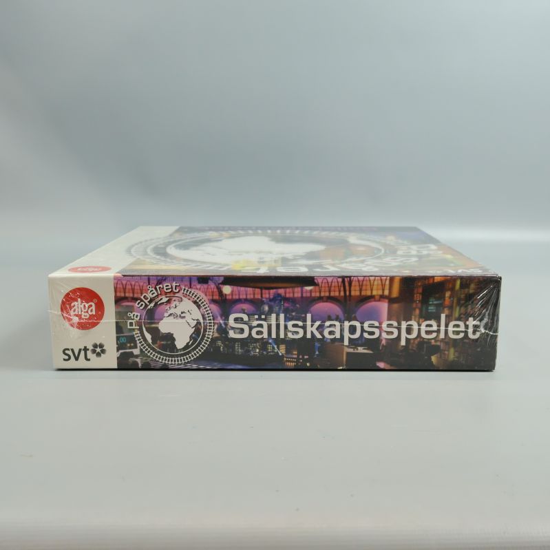 Färgad långsida av På spåret sällskapsspel med titel och loggor
