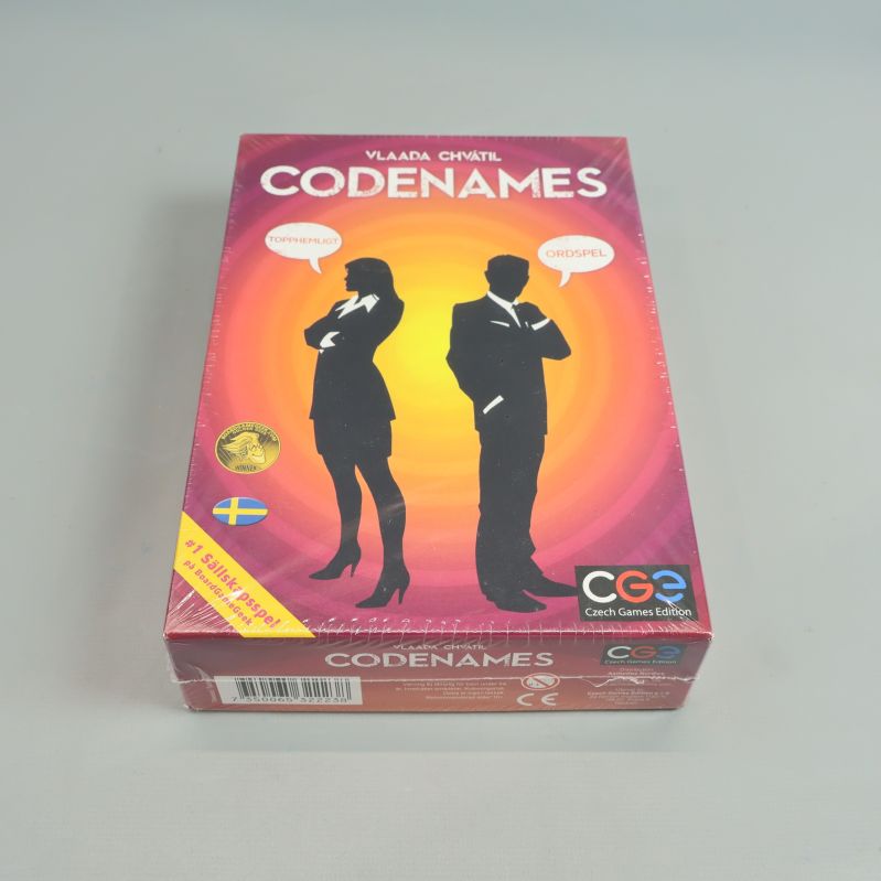 Framsida av Codenames spelbox med agentgrafik och logotypen CGE