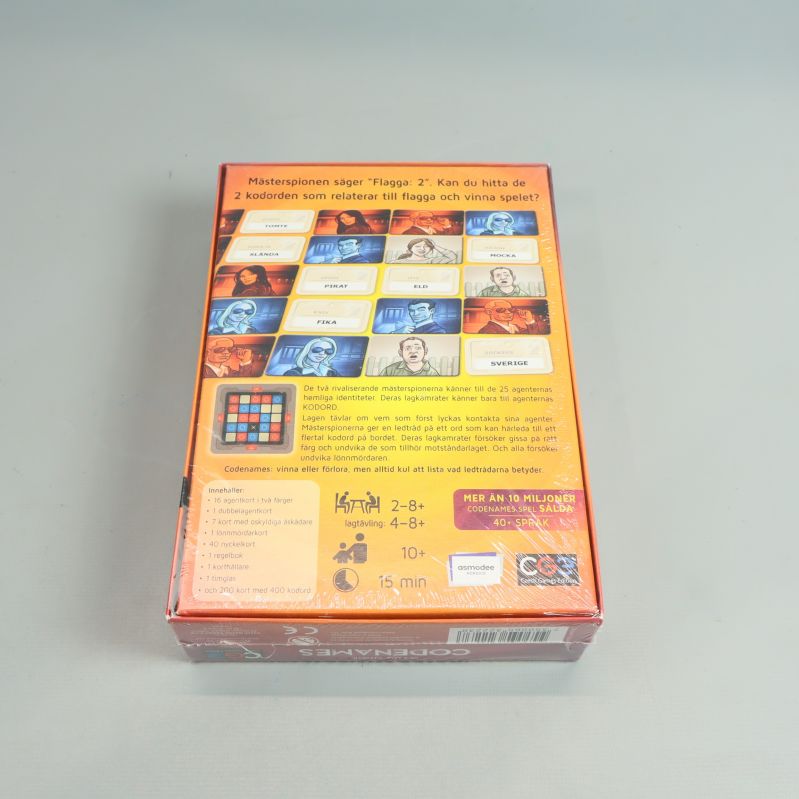 Baksidan av spelboxen Codenames visar spelöversikt och komponenter
