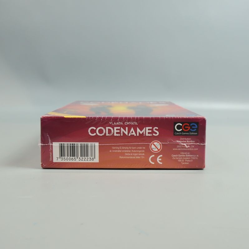 Kortände på Codenames spelbox med logga och text