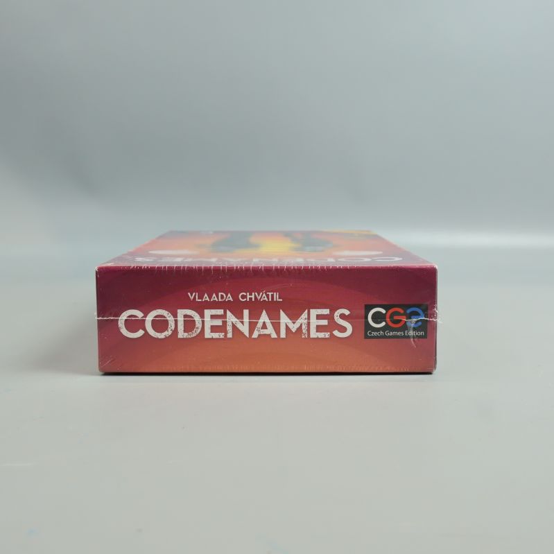 Kortände på boxen med Codenames-titel och CGE-logotyp