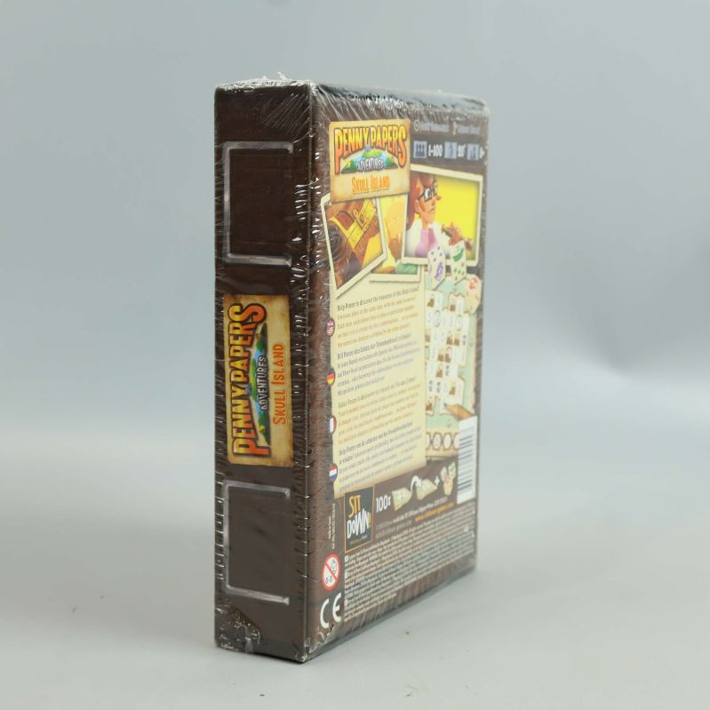 Lutande vinkel av Penny Papers Skull Island spelbox