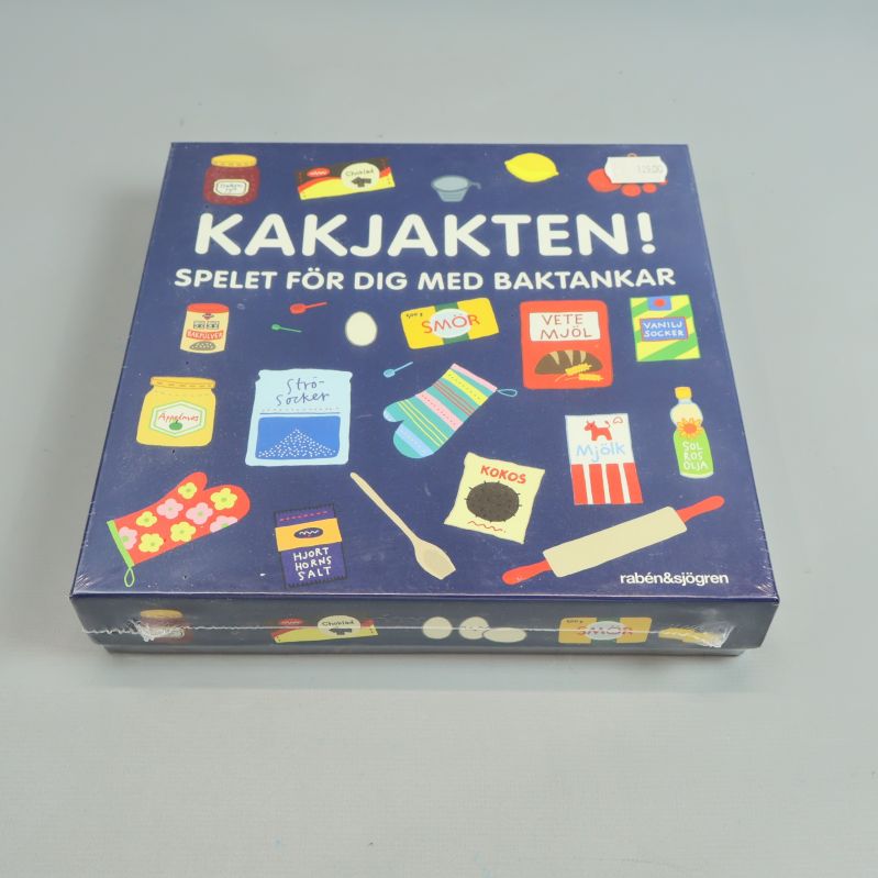 Framsida av Kakjakten med bakrelaterade illustrationer i färg