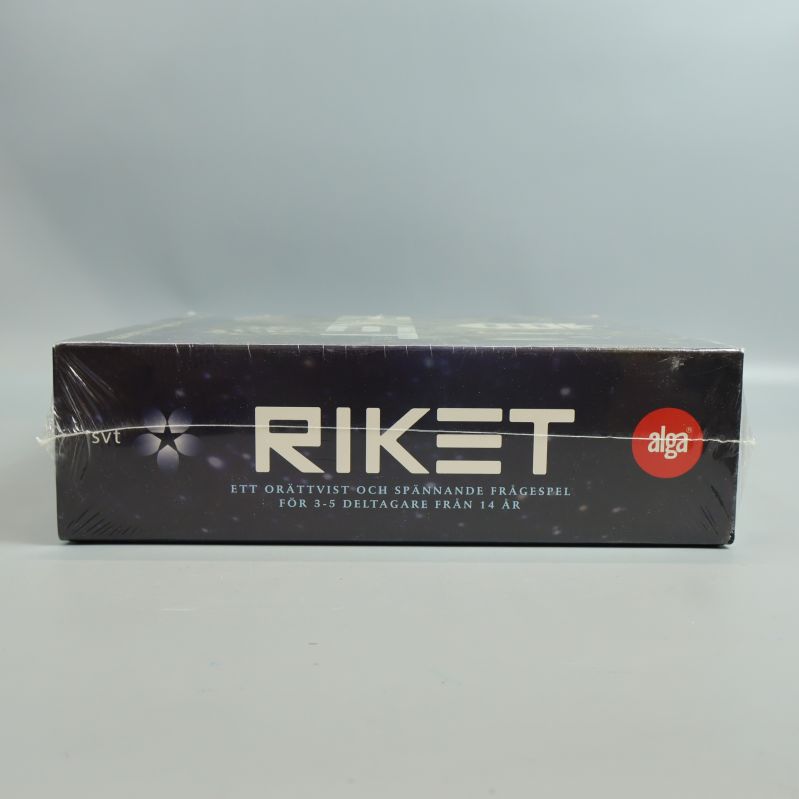 Sidan av Riket spelask med produktinformation och loggor