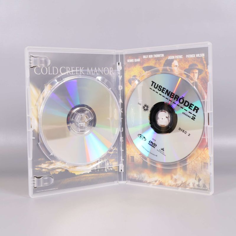 Öppet DVD-fodral med två Tusenbröder säsong 2-skivor
