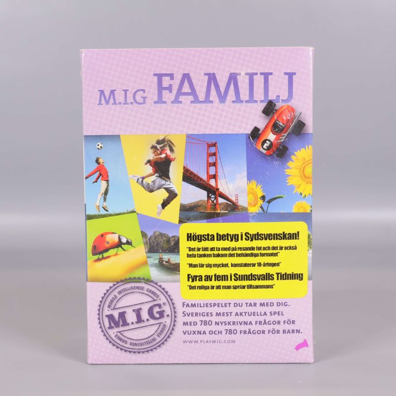Framsida av MIG Familj frågespel med bilder och gul informationsruta