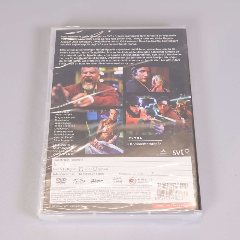 Baksidan av DVD-fodralet med handling och bilder från serien