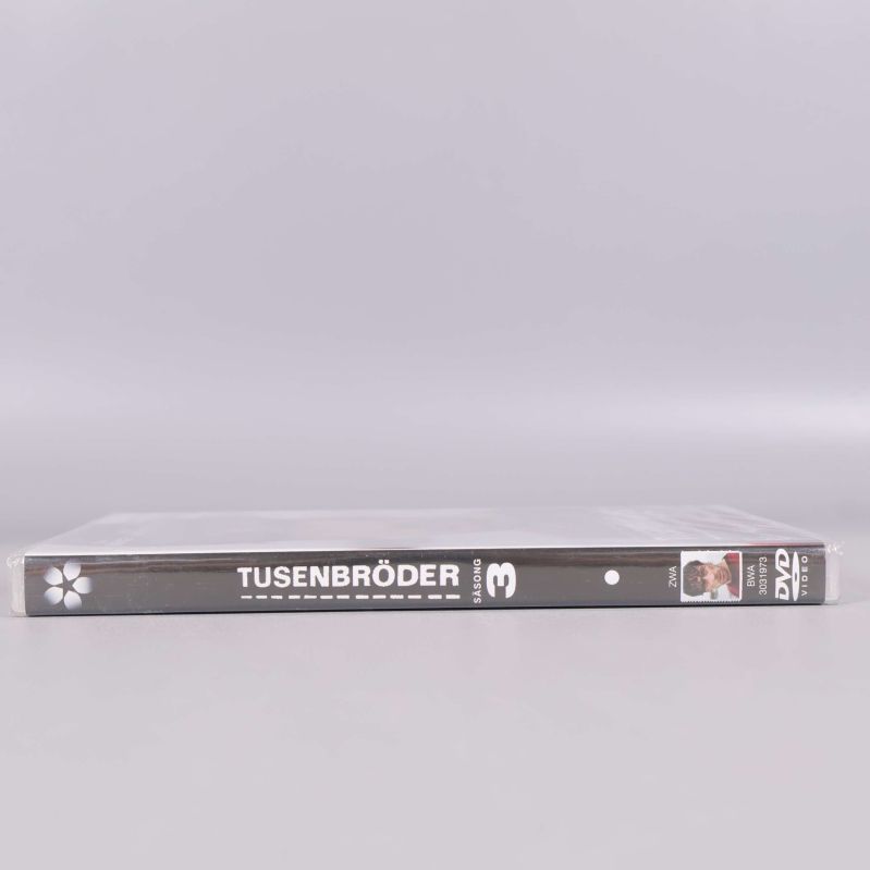 Spine av DVD-boxen Tusenbröder säsong 3 med tydlig text