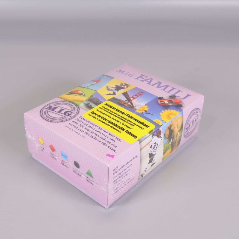 Sned vy på MIG Familj spelkartong med färgglada motiv