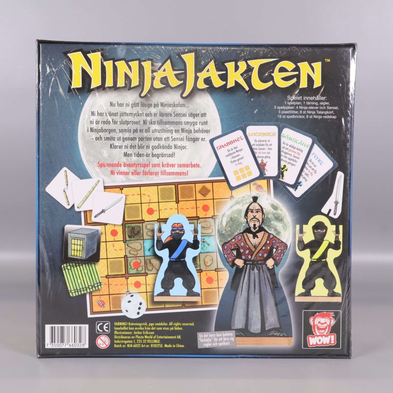 Baksida av NinjaJakten spel med spelplan och innehåll