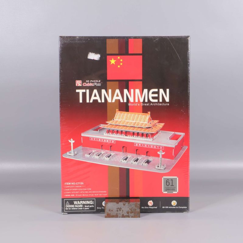 Framsida av Tiananmen 3D-pussel med röd design och byggnaden illustrerad