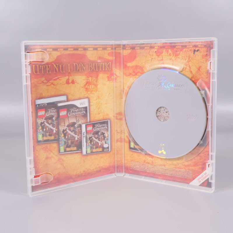 Inuti ett fodral med en DVD-skiva för Pirates of the Caribbean