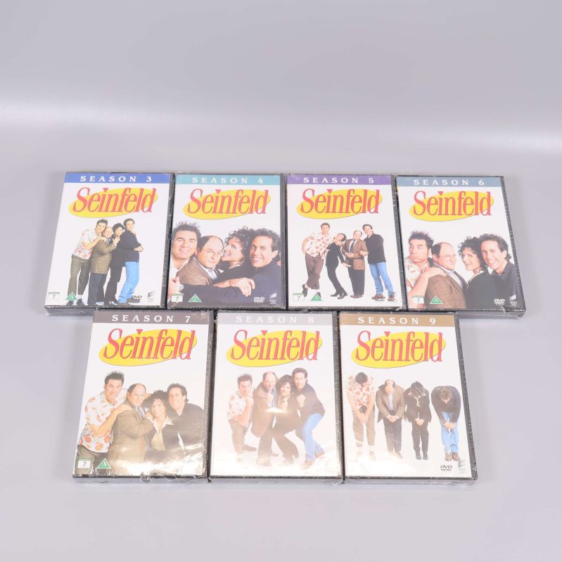 Framsidor av sju Seinfeld DVD-fodral säsong 3 till 9 uppställda
