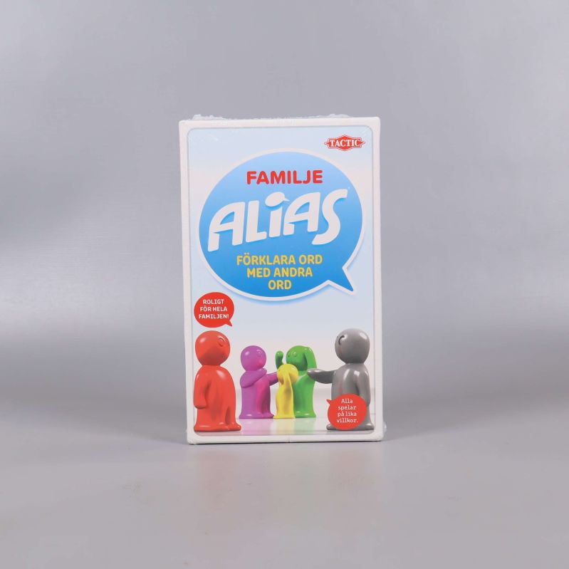 Framsidan av Familje Alias spelask med färgglada spelpjäser