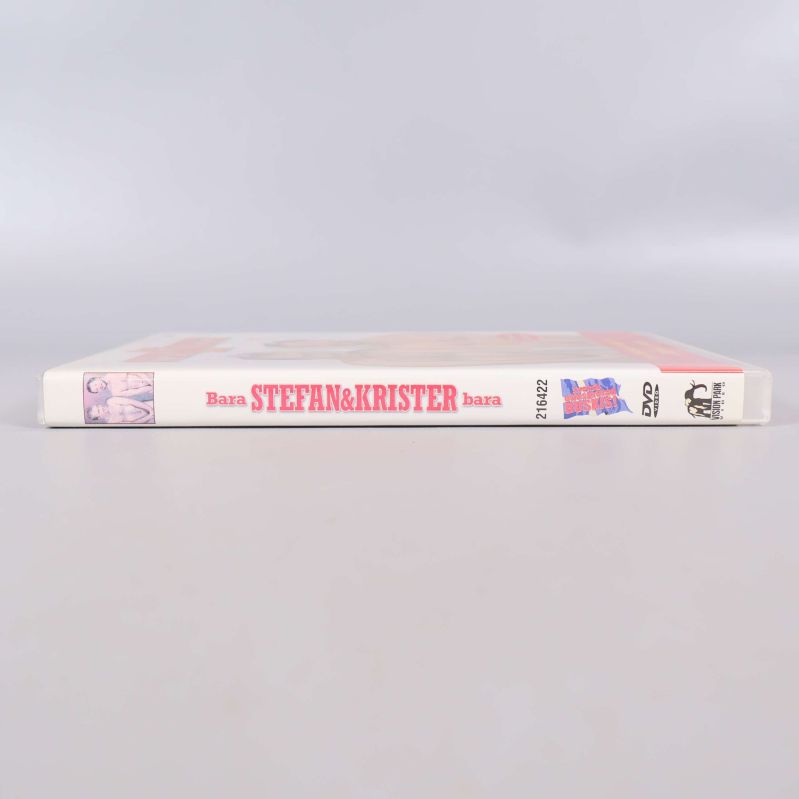 DVD-fodralets rygg med titel och symboler