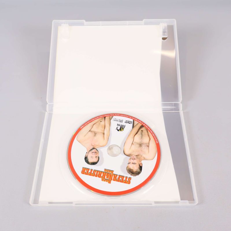 Öppen DVD-förpackning med skiva i hållaren