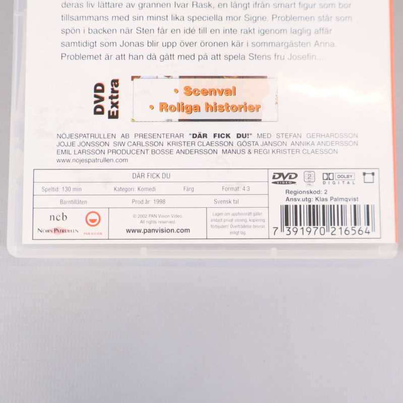 Närbild av DVD-fodralets baksida med streckkod och teknisk information