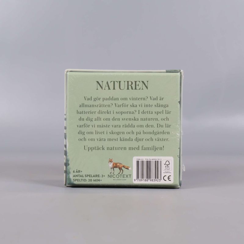 Baksida av sällskapsspelet Naturen med text och streckkod