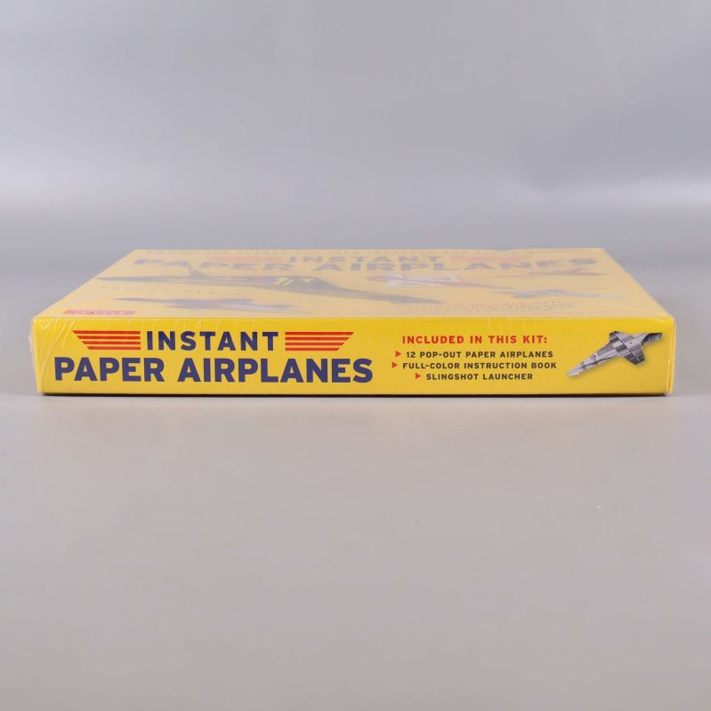 Sidan av förpackningen med texten Instant Paper Airplanes och detaljer om innehållet