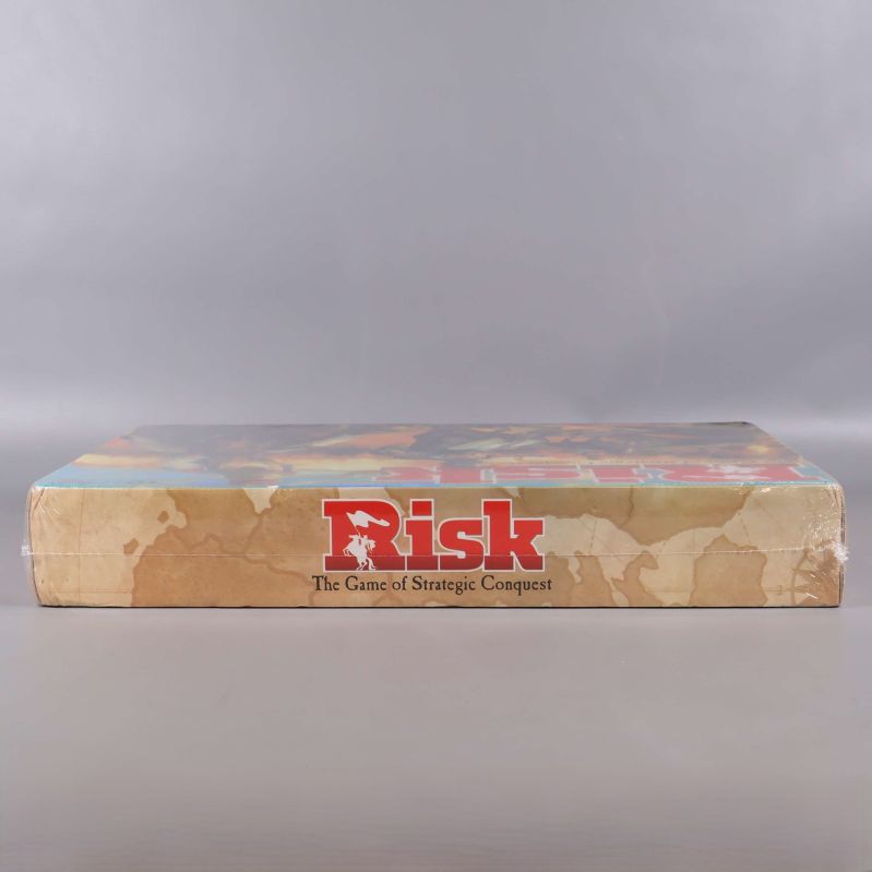 Risk spelkartongens långsida visar logotyp och åldersrekommendation