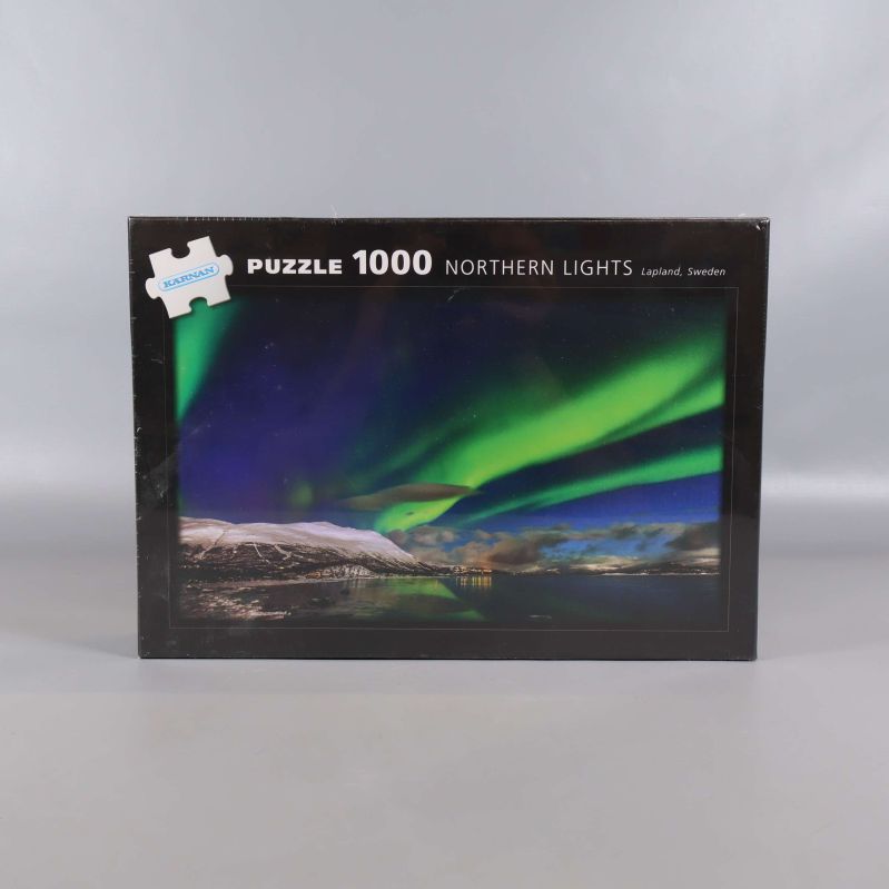 Framsida av pusselask med norrskensmotiv och texten Puzzle 1000 Northern Lights