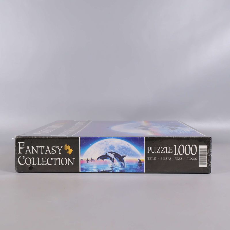Lådans kortsida med motivet och Fantasy Collection-logga